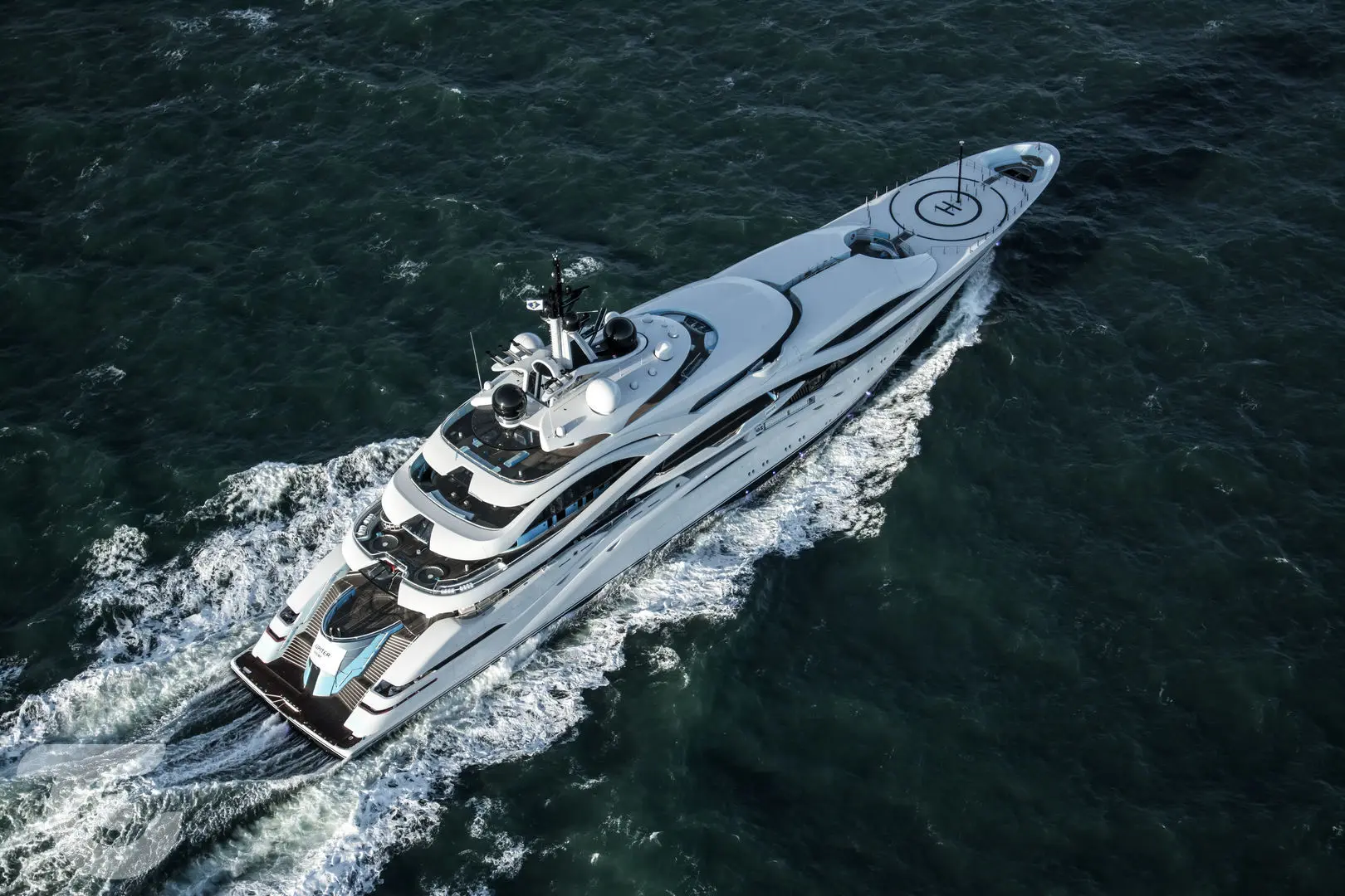 Du thuyền Al Lusail rẽ sóng nhìn từ trên cao