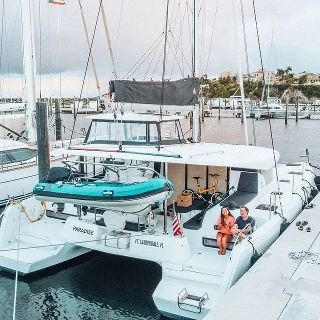 Du thuyền catamaran Paradise neo tại bến, hai người ngồi ở đuôi