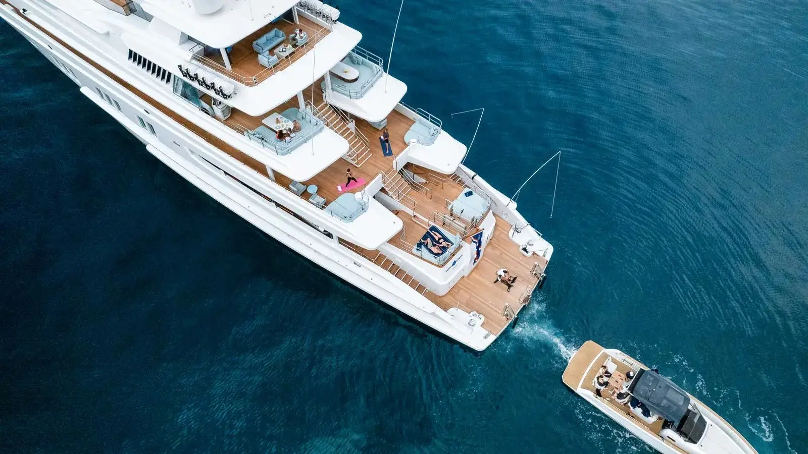 Du thuyền Coral Ocean kéo theo xuồng nhỏ nhìn từ trên cao