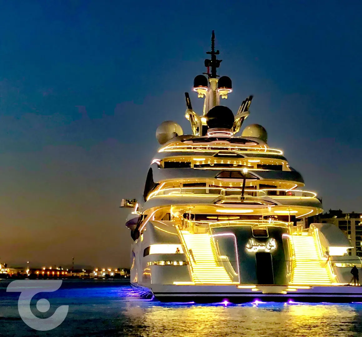 Đuôi du thuyền Al Lusail sáng đèn lúc chạng vạng