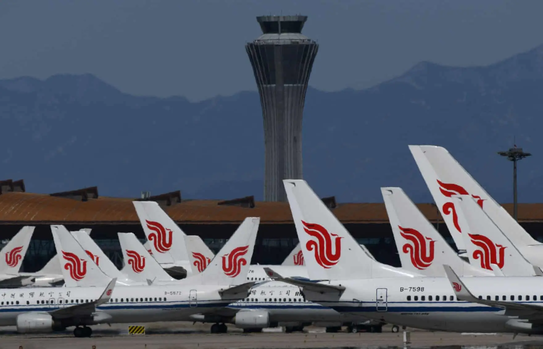 Đuôi máy bay Air China đỗ trước đài kiểm soát không lưu