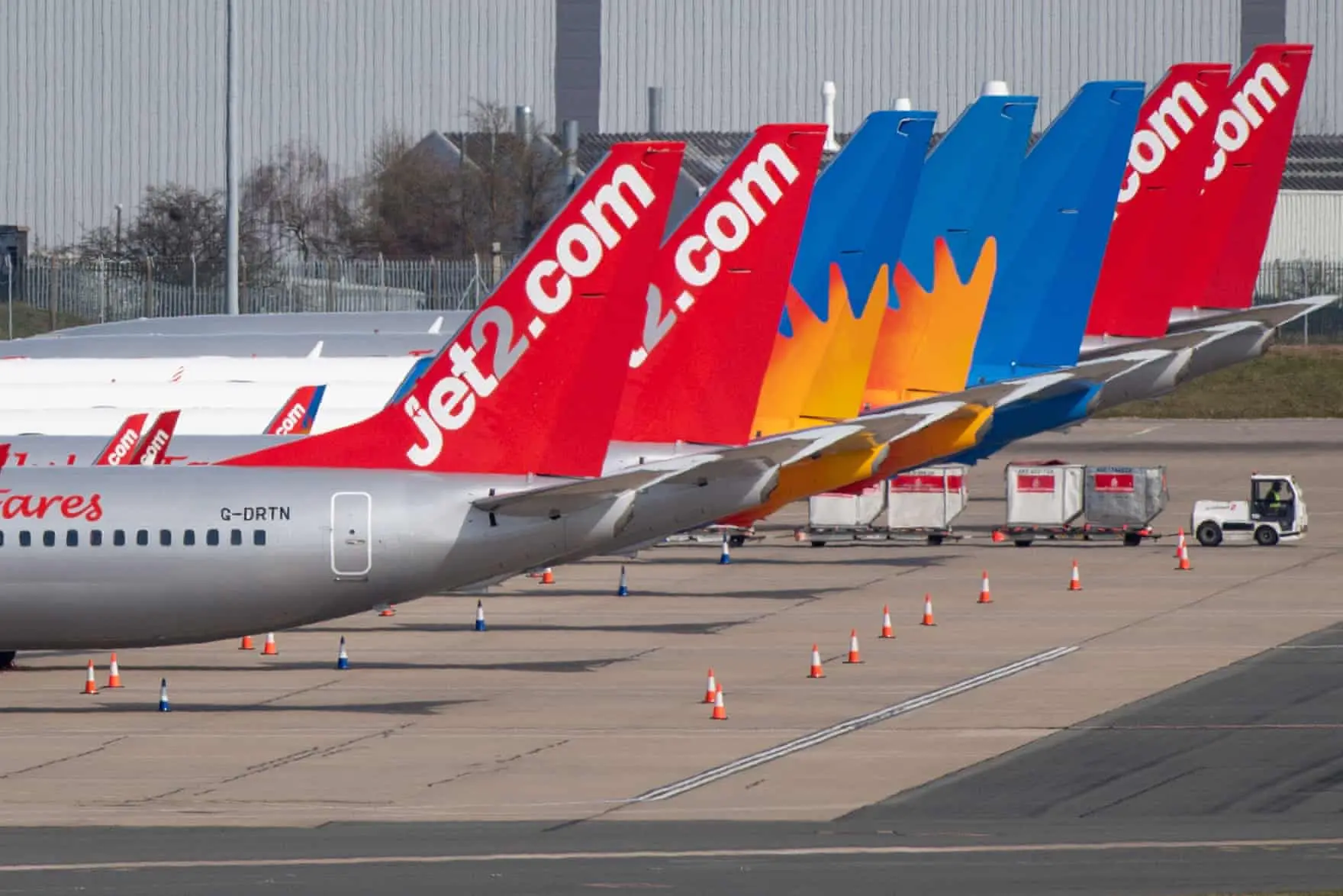 Đuôi máy bay Jet2 màu đỏ cam trên sân bay