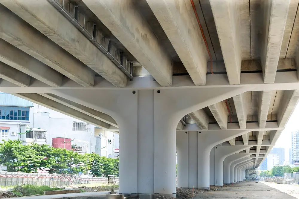 Gầm cầu cạn với hàng trụ bê tông