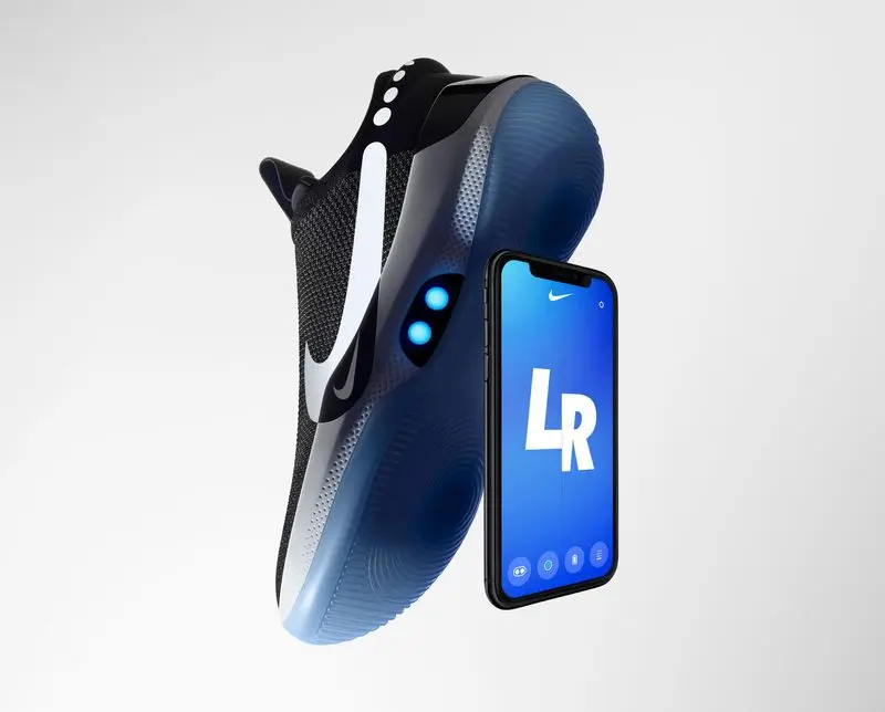 Giày Nike Adapt BB bên cạnh điện thoại mở ứng dụng