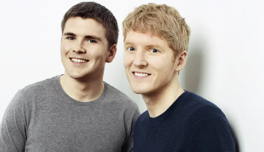 Hai anh em John và Patrick Collison mỉm cười bên nhau