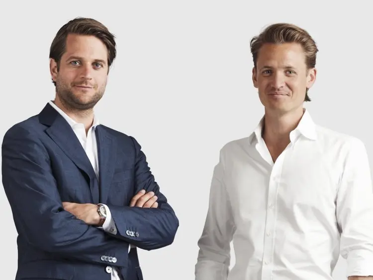 Hai nhà sáng lập Klarna mặc áo sơ mi và vest
