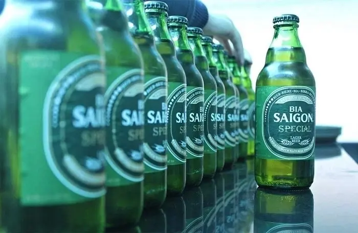 Hàng chai bia Saigon Special xanh lá xếp thẳng hàng