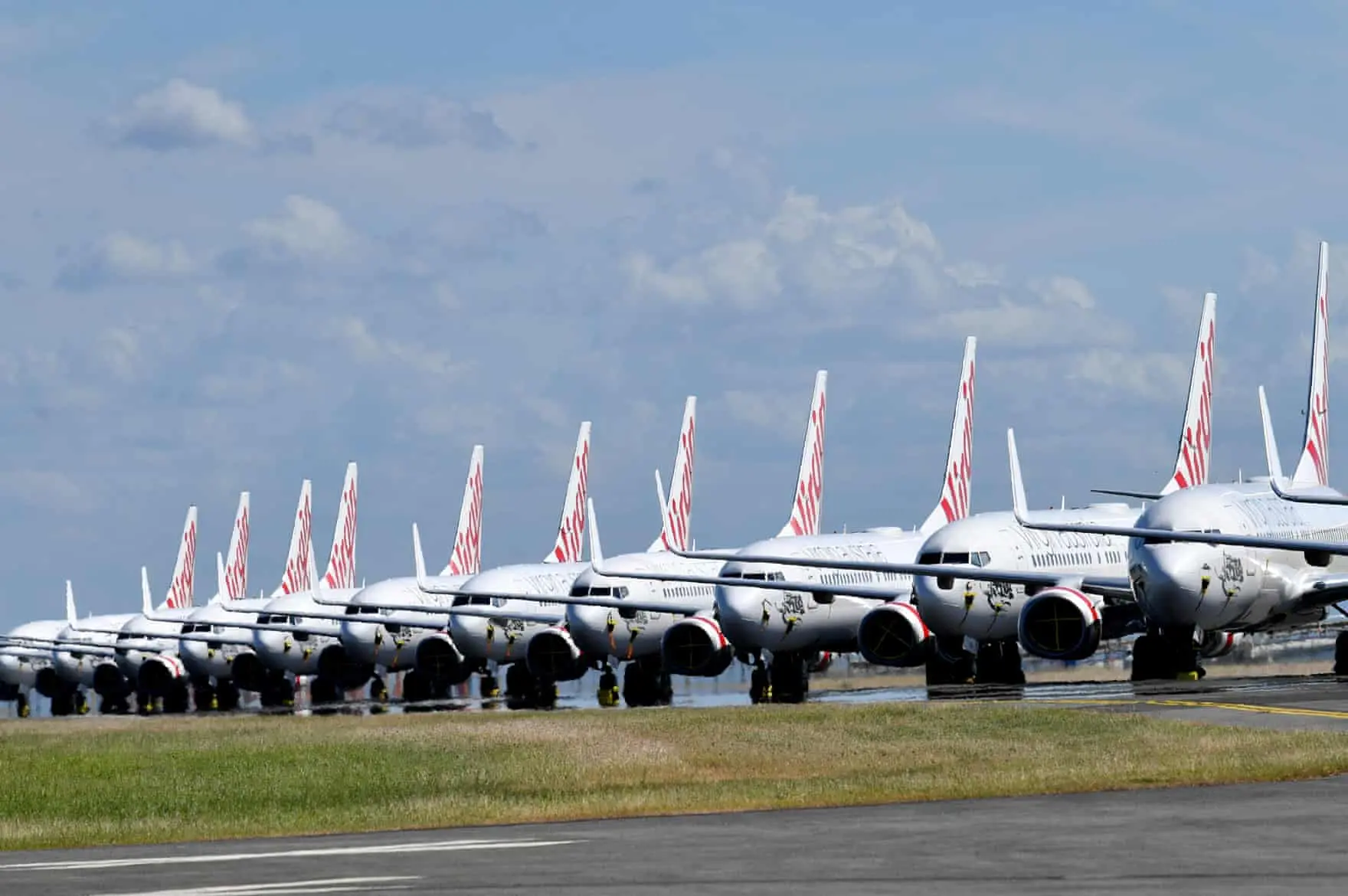 Hàng dài máy bay Virgin Australia đỗ trên đường băng