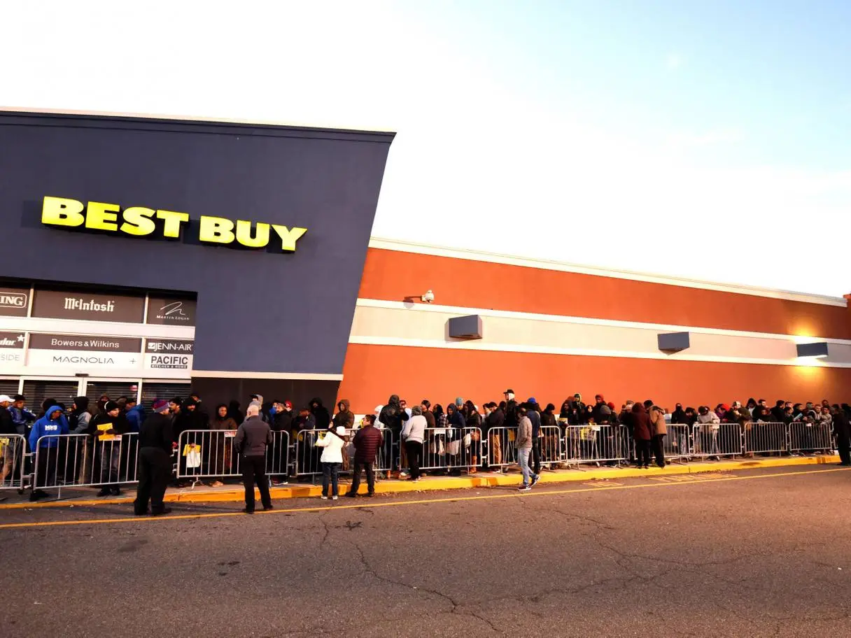 Hàng dài người xếp hàng bên ngoài cửa hàng Best Buy