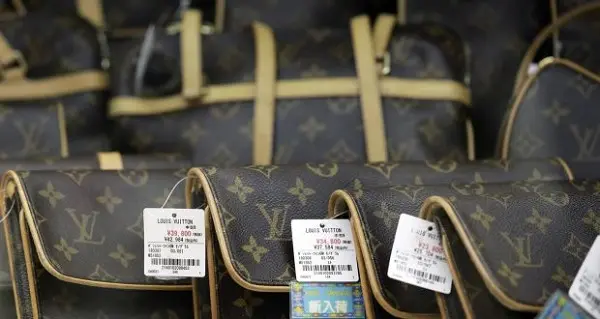 Hàng túi xách họa tiết monogram Louis Vuitton gắn thẻ giá