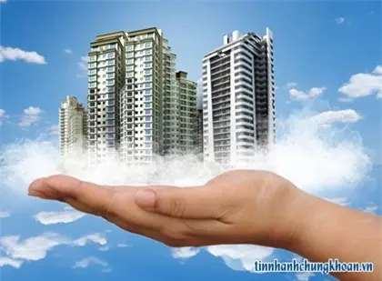 Hình minh họa bàn tay nâng các tòa chung cư trên nền mây trời