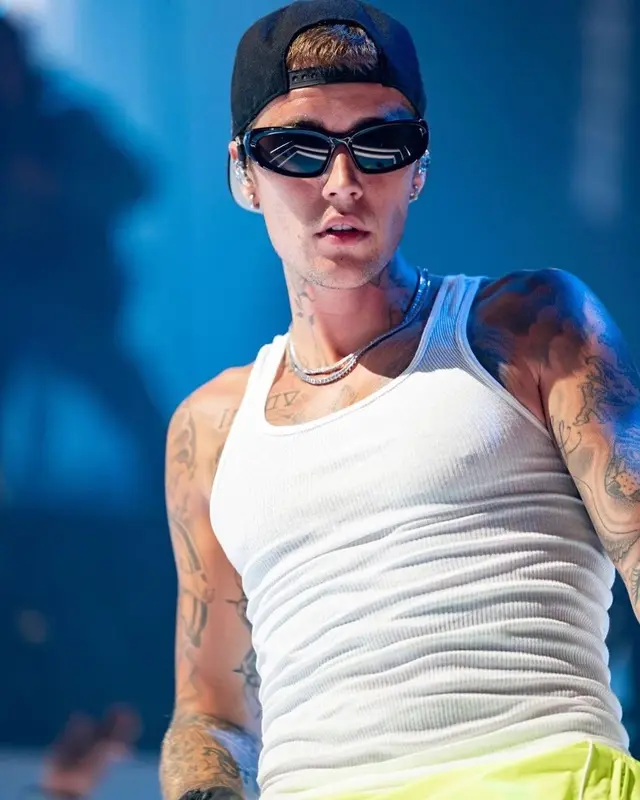 Justin Bieber đội mũ lưỡi trai, đeo kính đen biểu diễn