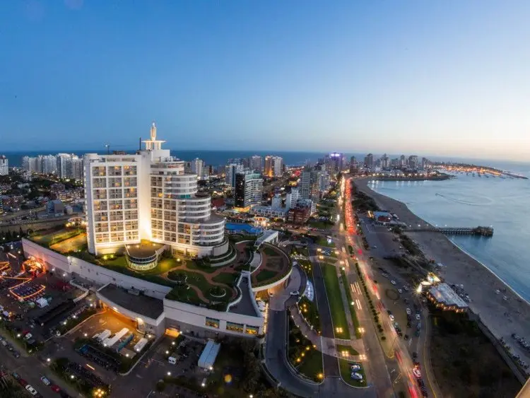 Khách sạn và đường ven biển Punta del Este lúc chiều tối