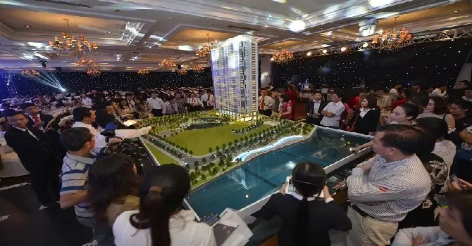 Khách tham quan vây quanh sa bàn dự án căn hộ trong lễ ra mắt