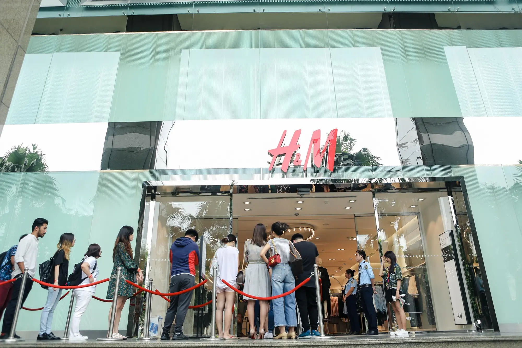 Khách xếp hàng trước cửa hàng H&M
