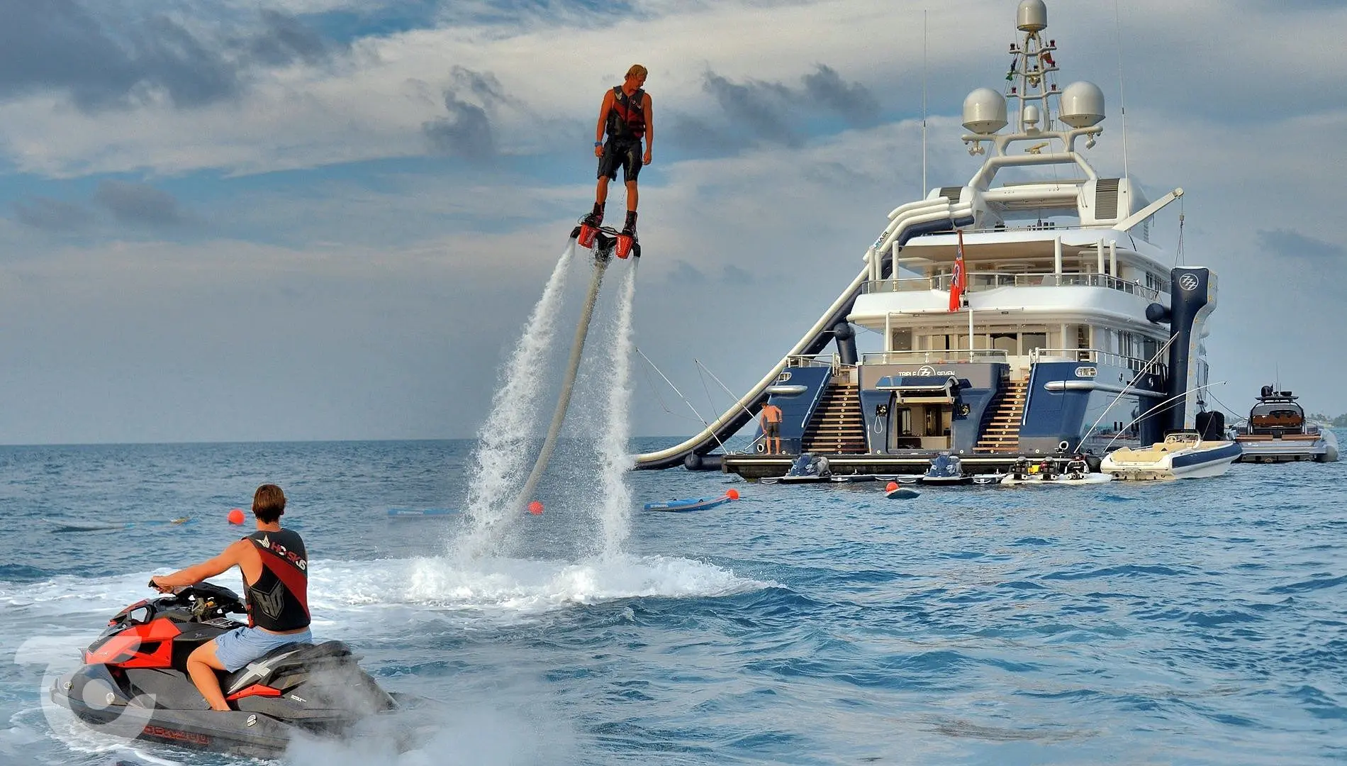 Khi không di chuyển, tàu có những món phụ kiện dưới nước như jet ski, ván trượt nước, thiết bị lặn có bình dưỡng khí… để hành khách tiêu khiển