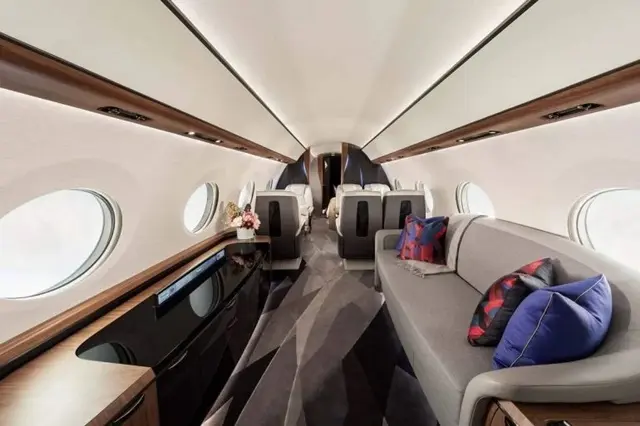 Khoang nội thất máy bay Gulfstream G700 với ghế da và sofa xám