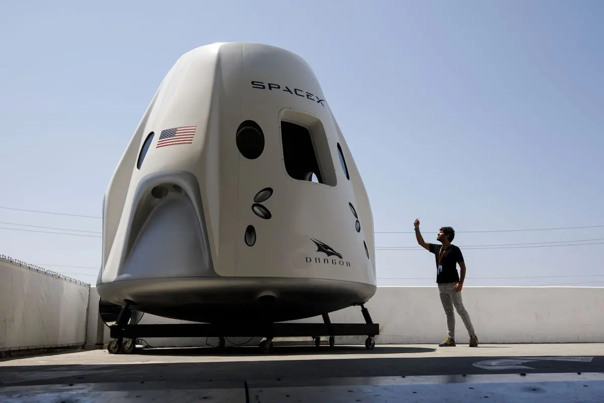 Khoang tàu Dragon của SpaceX đặt trên bệ ngoài trời