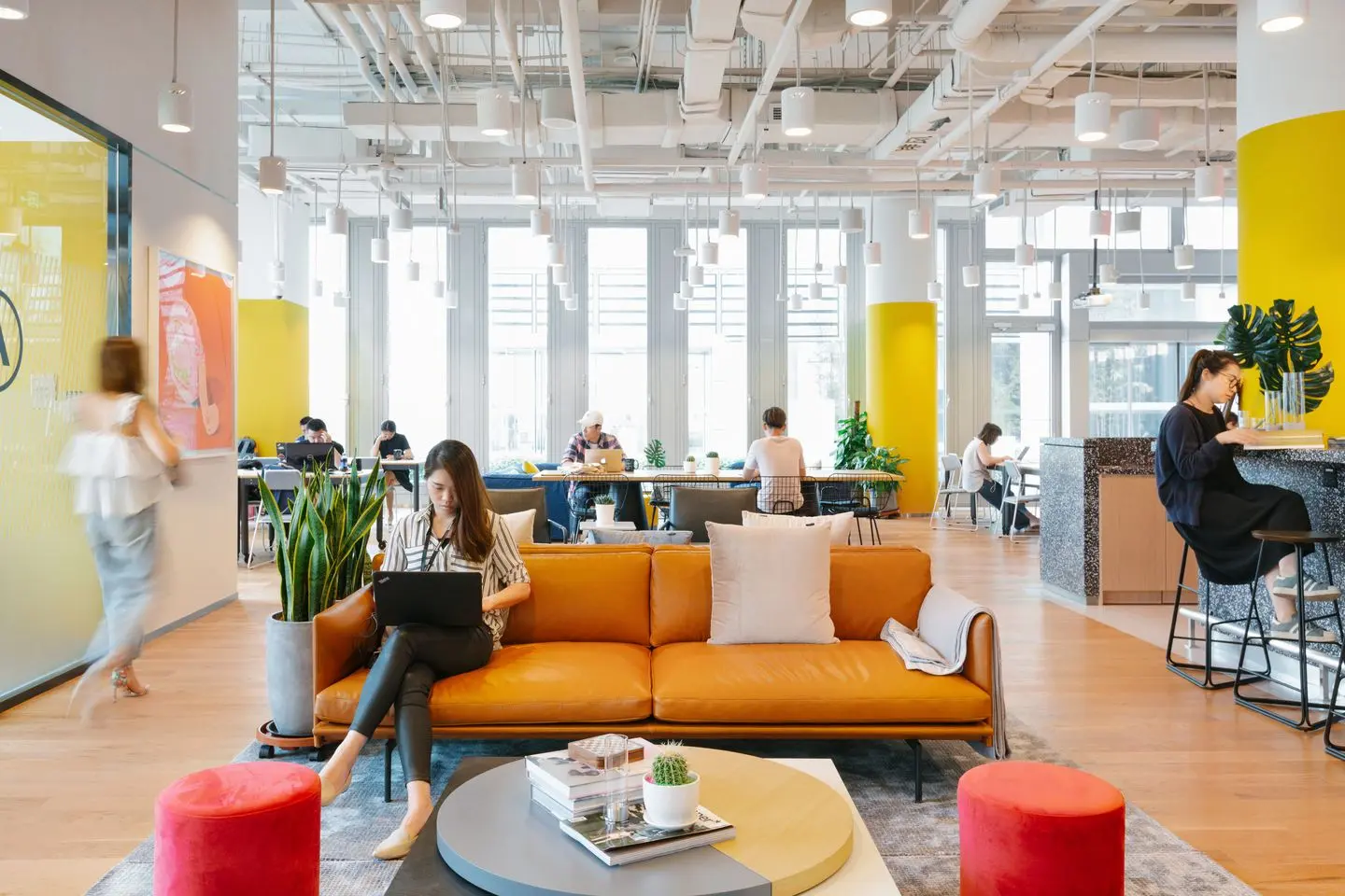 Không gian làm việc chung WeWork với ghế sofa màu cam