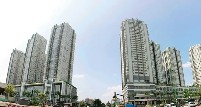 Khu chung cư cao tầng nhìn từ xa, phía trước là cây xanh