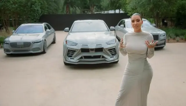 Kim Kardashian đứng trước dàn xe màu xám đã tùy chỉnh