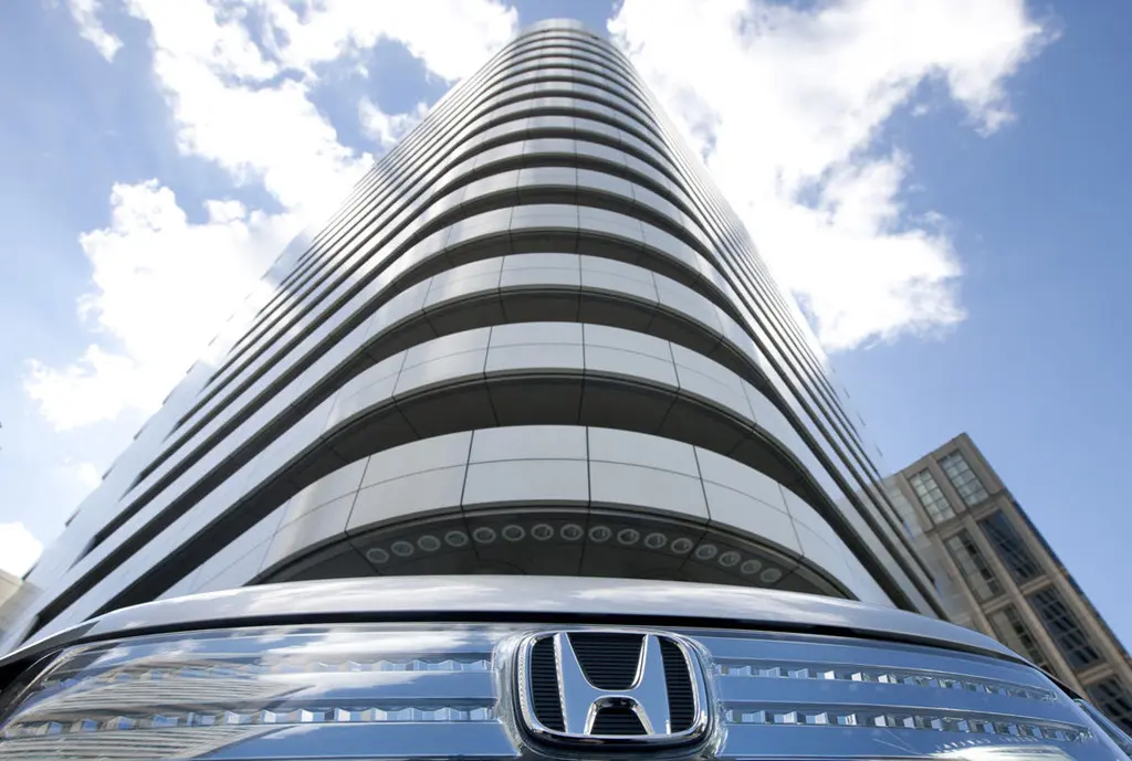 Logo Honda trên đầu xe trước tòa nhà cao tầng