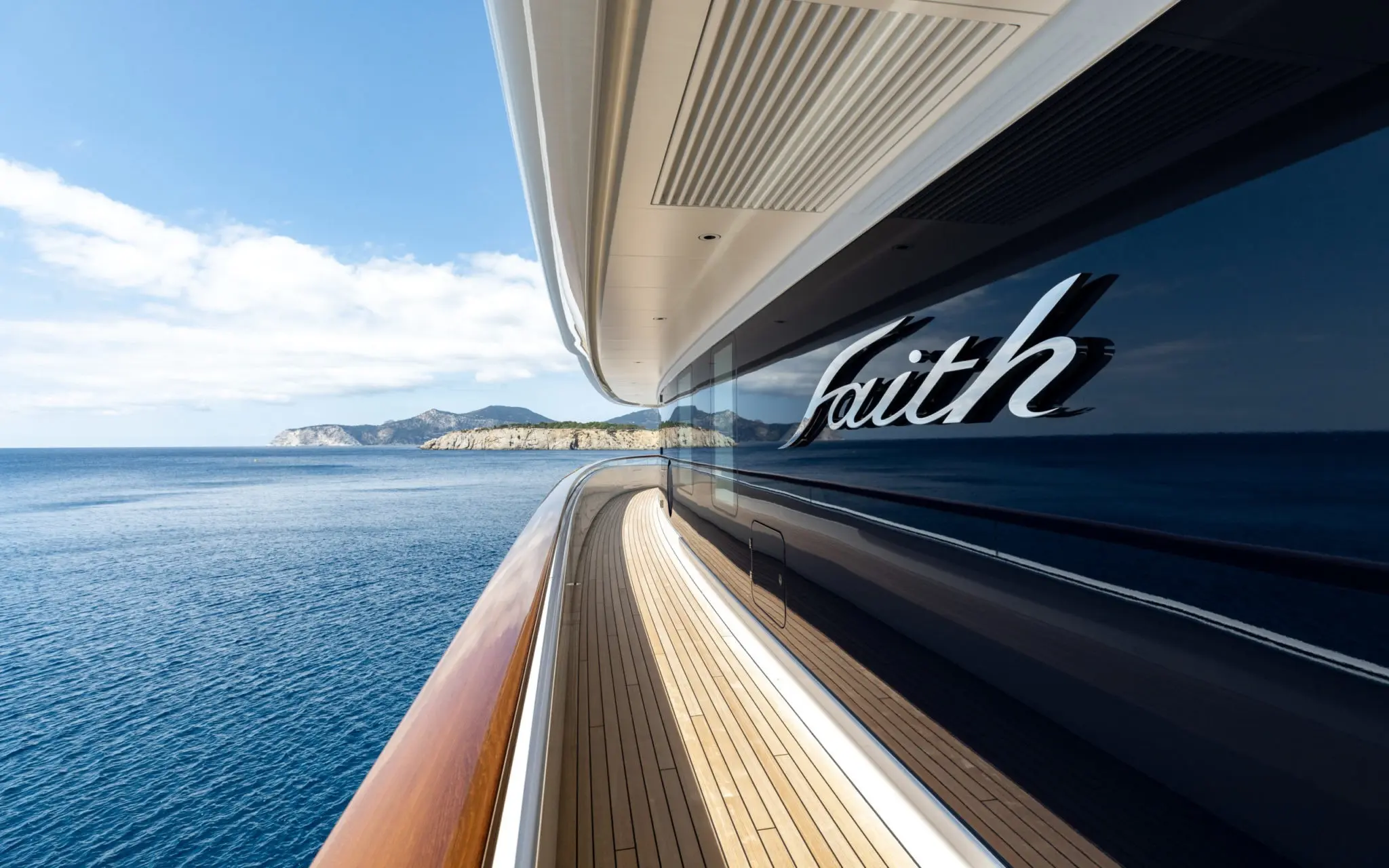 Lối đi bên mạn du thuyền có dòng chữ Faith