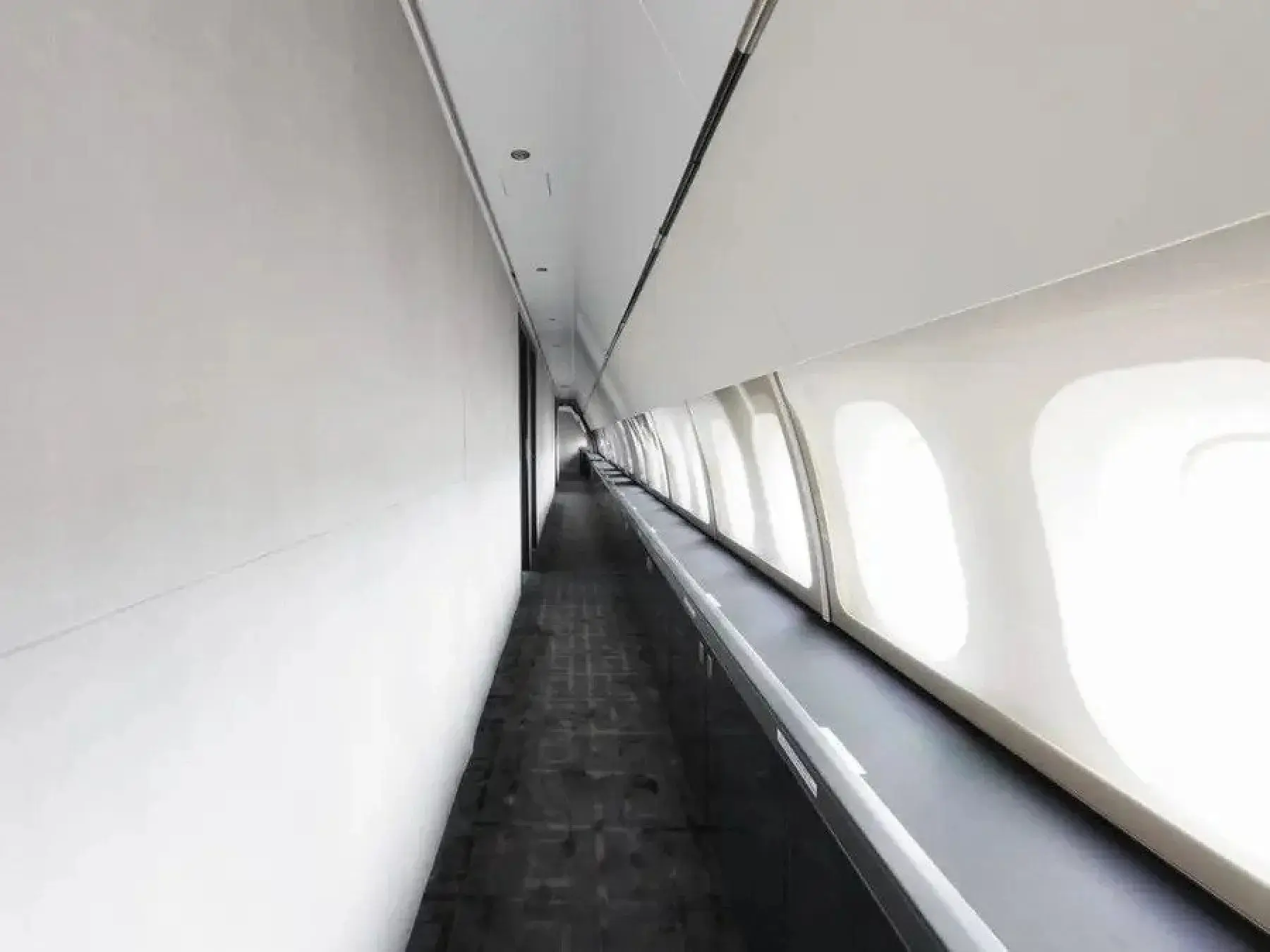 Lối đi dài dọc cabin máy bay