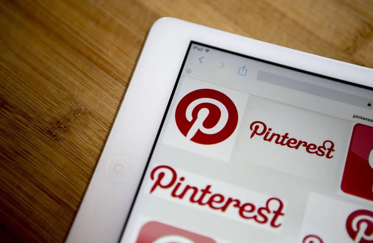 Màn hình máy tính bảng hiển thị logo Pinterest