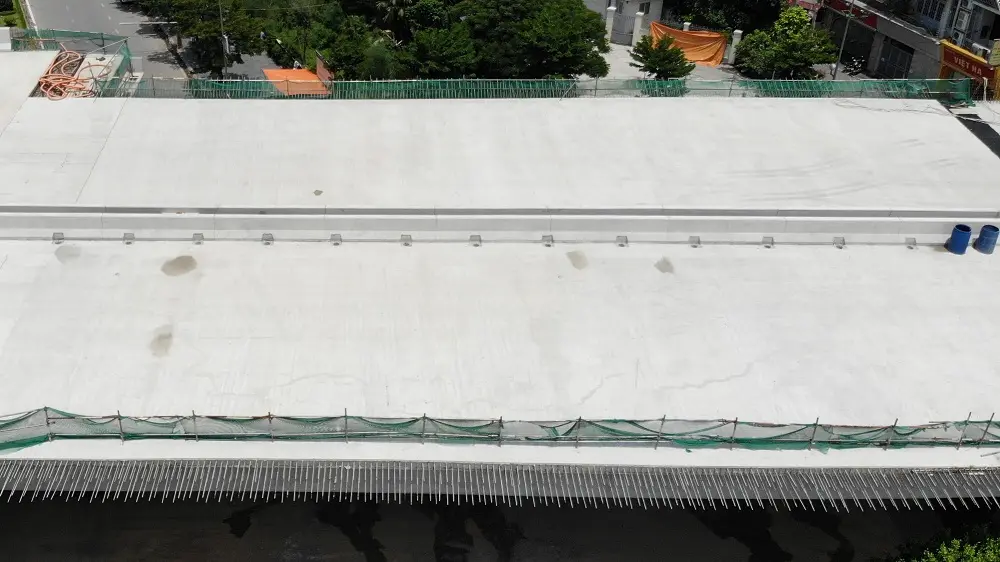 Mặt cầu bê tông đang hoàn thiện nhìn từ trên cao