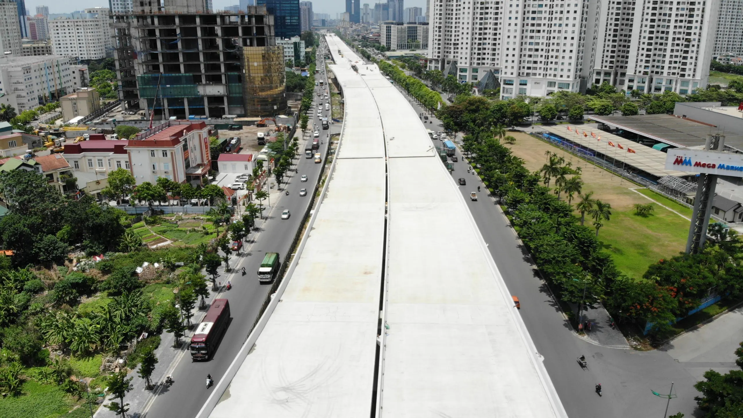 Mặt cầu cạn vành đai 3 kéo dài giữa các tòa nhà