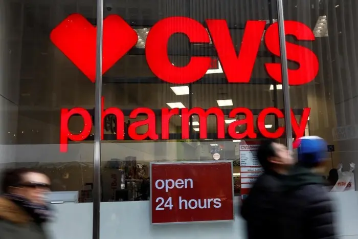 Mặt tiền cửa hàng CVS Pharmacy mở cửa 24 giờ, người đi bộ ngang qua