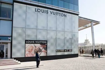 Mặt tiền cửa hàng Louis Vuitton ốp kính trên quảng trường