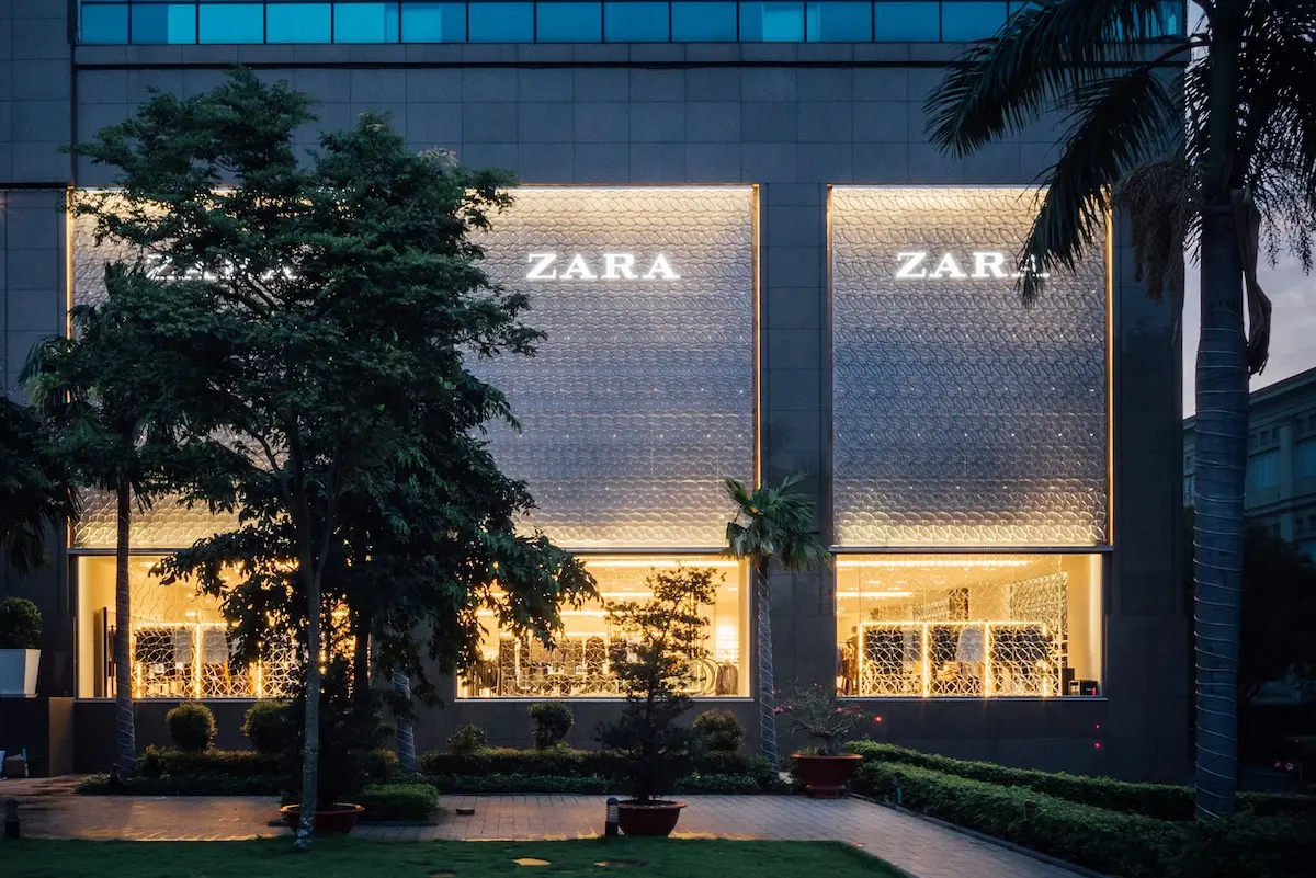 Mặt tiền cửa hàng Zara lên đèn lúc chiều tối