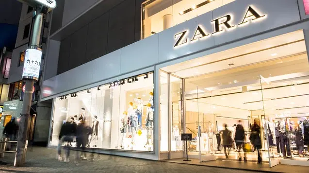 Mặt tiền cửa hàng Zara sáng đèn, người qua lại trên phố