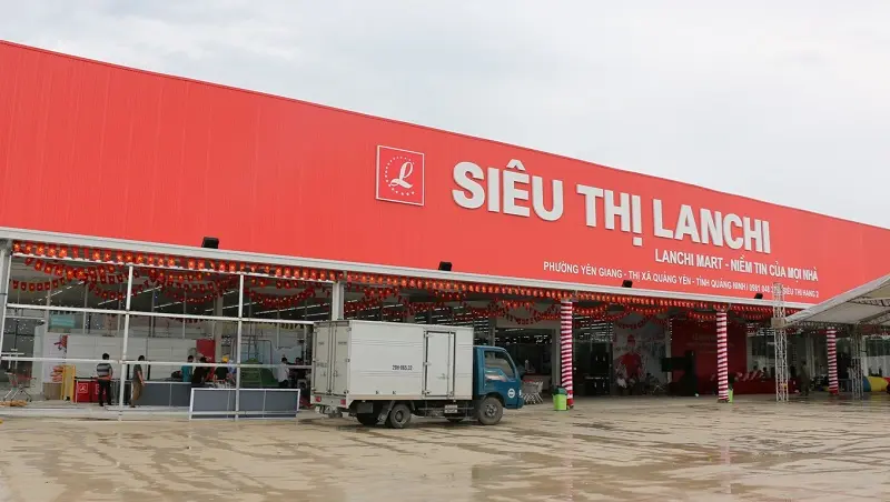 Mặt tiền siêu thị Lan Chi biển đỏ dài