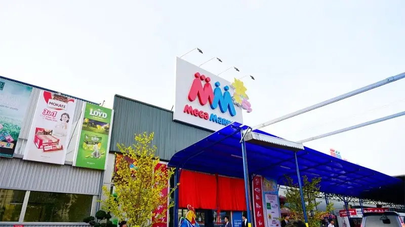 Mặt tiền siêu thị MM Mega Market với mái che xanh