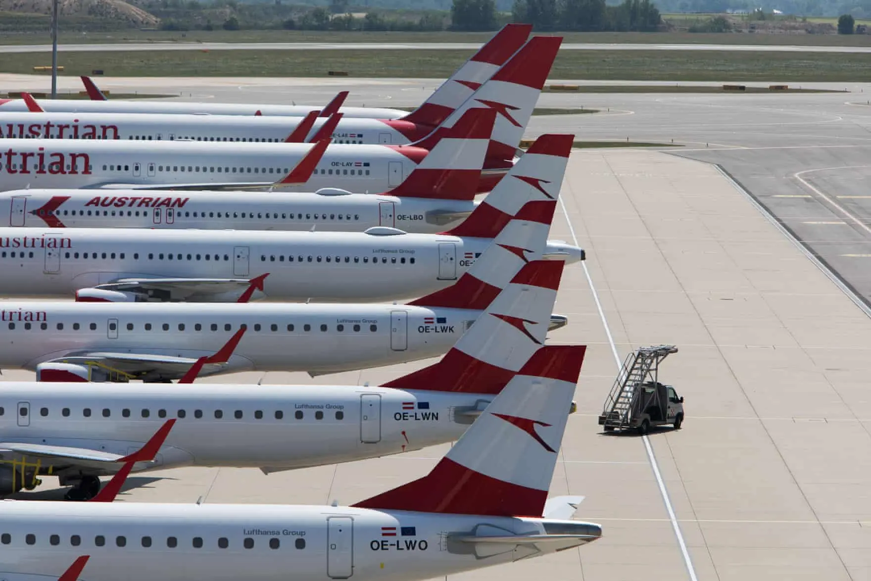 Máy bay Austrian Airlines đỗ sát nhau trên sân đỗ