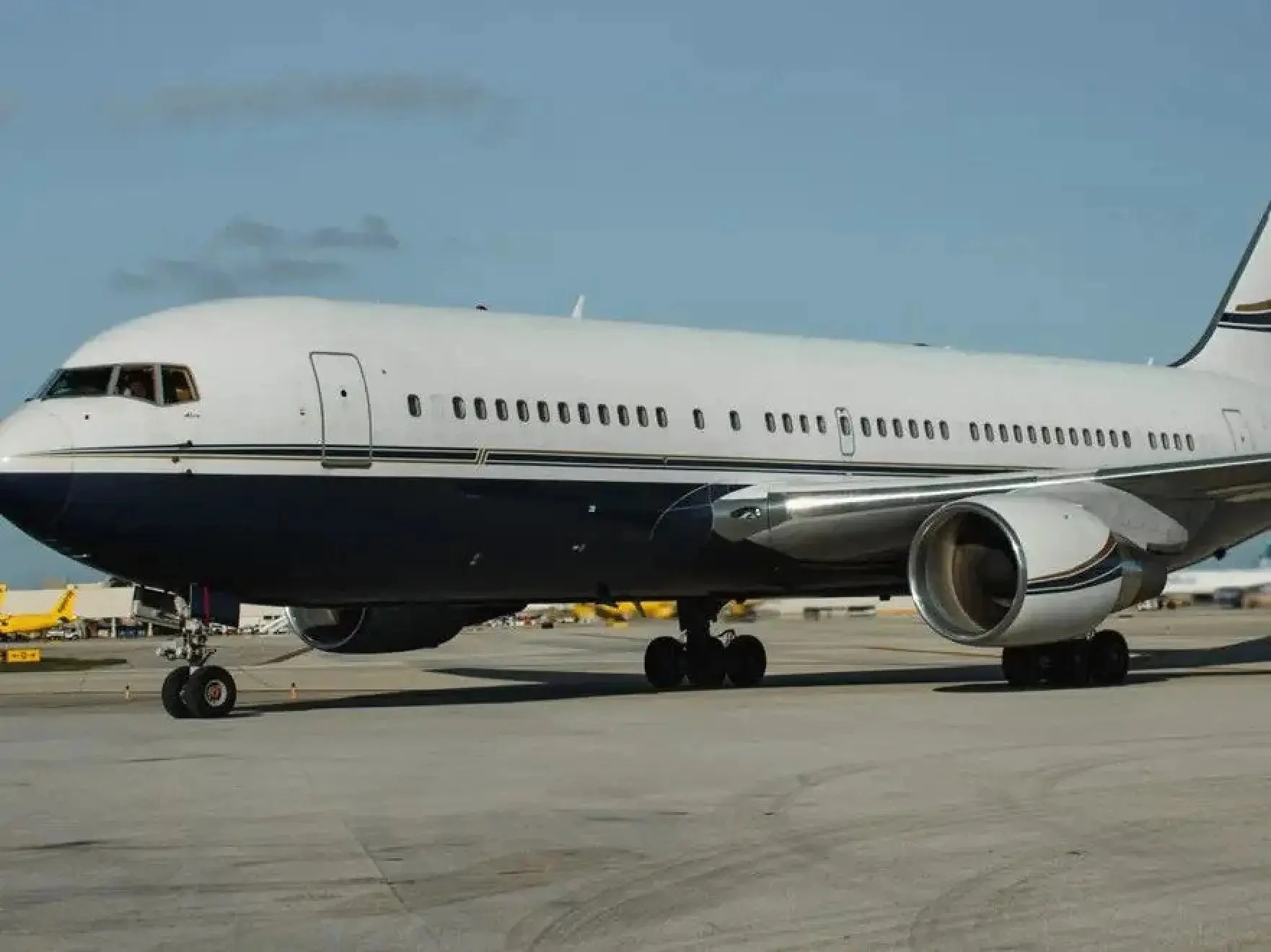 Máy bay Boeing 767 đỗ trên sân bay