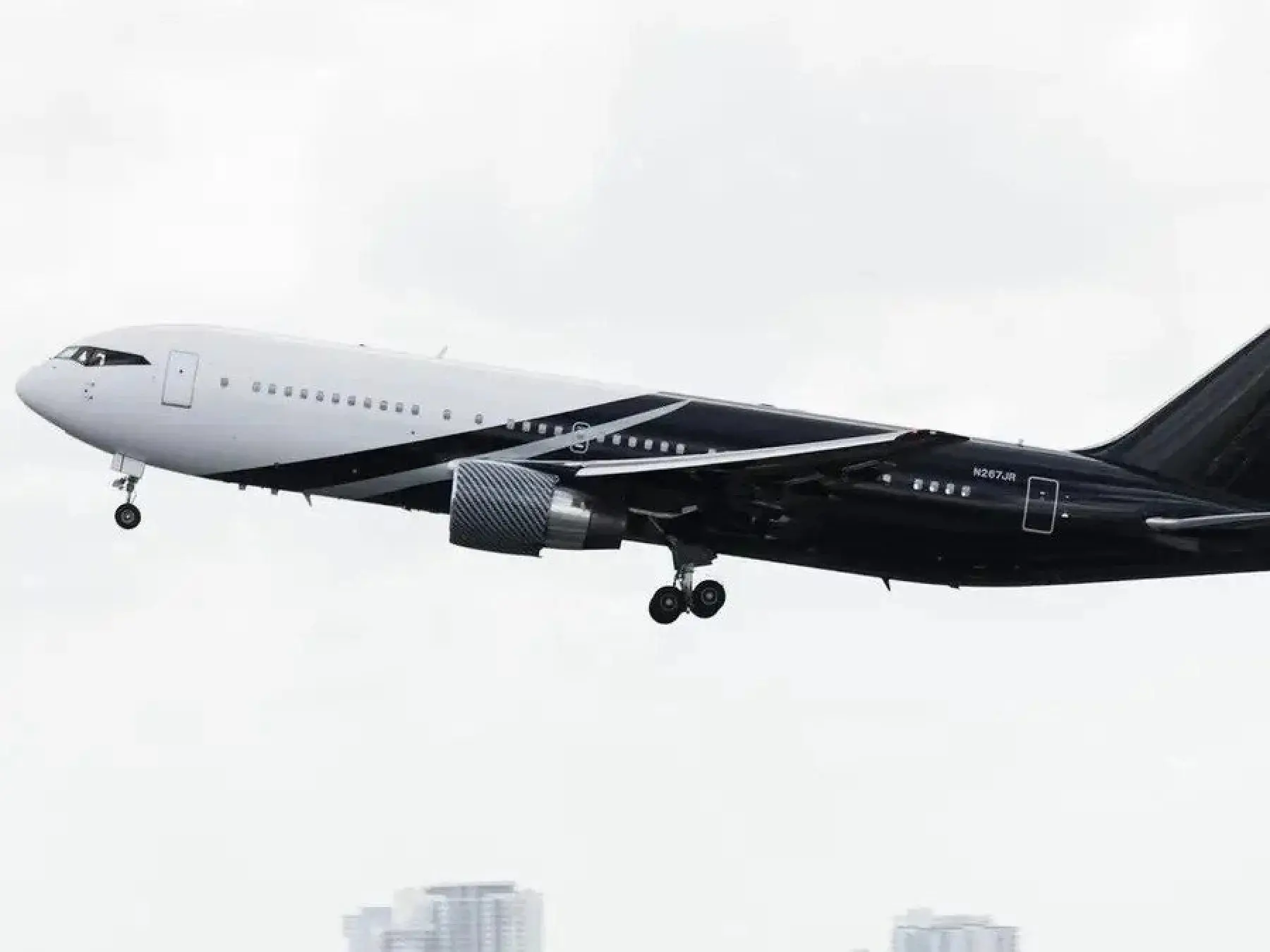 Máy bay Boeing 767 sơn trắng đen đang bay