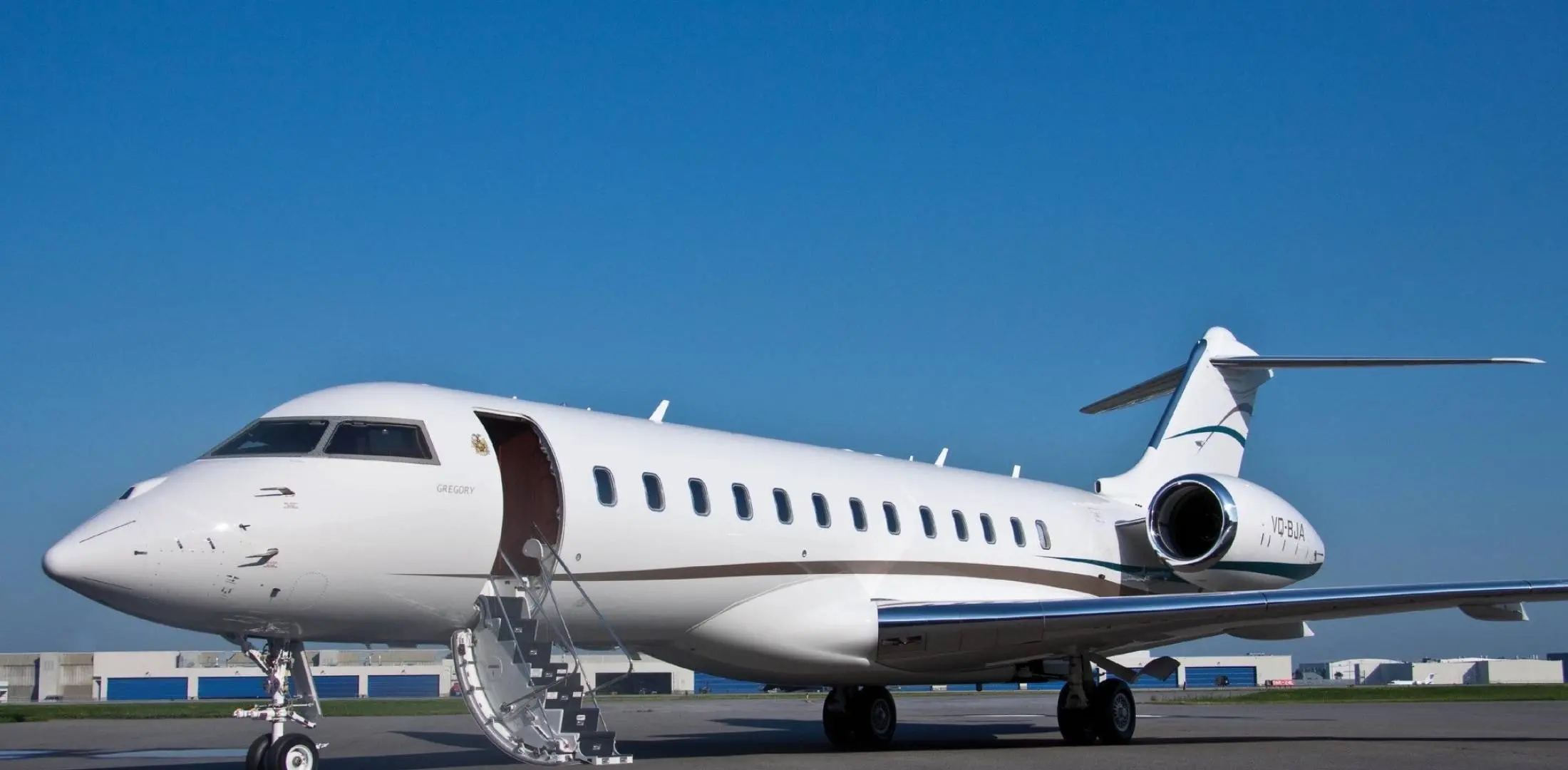 Máy bay Bombardier Global Express đỗ trên sân bay