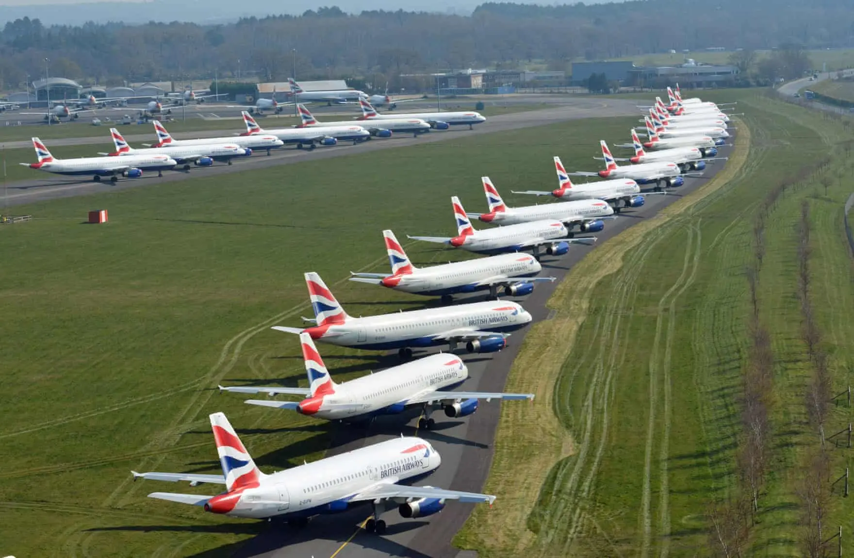 Máy bay British Airways xếp hàng dọc đường lăn