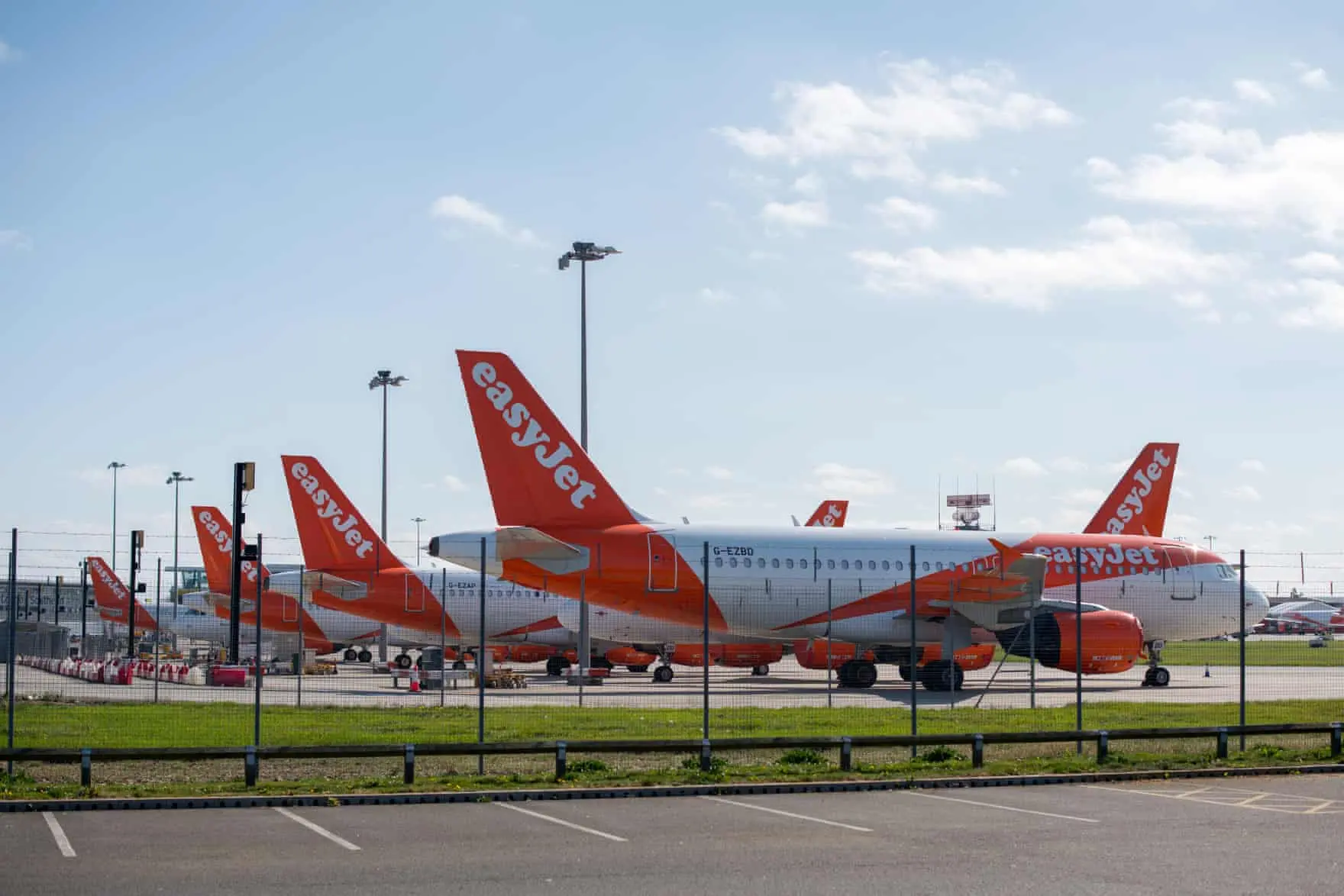 Máy bay EasyJet màu cam trắng đỗ trên sân bay