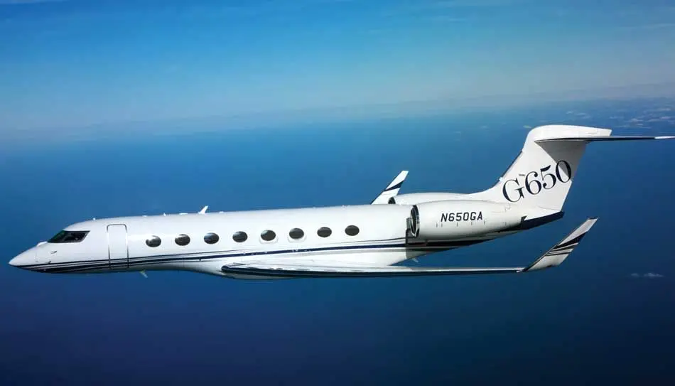 Máy bay Gulfstream G650 bay trên nền trời xanh
