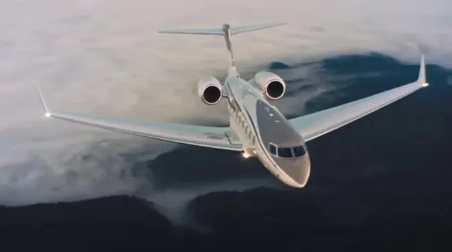 Máy bay Gulfstream G650ER bay trên tầng mây