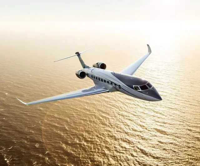 Máy bay Gulfstream G700 bay trên mặt biển lúc hoàng hôn