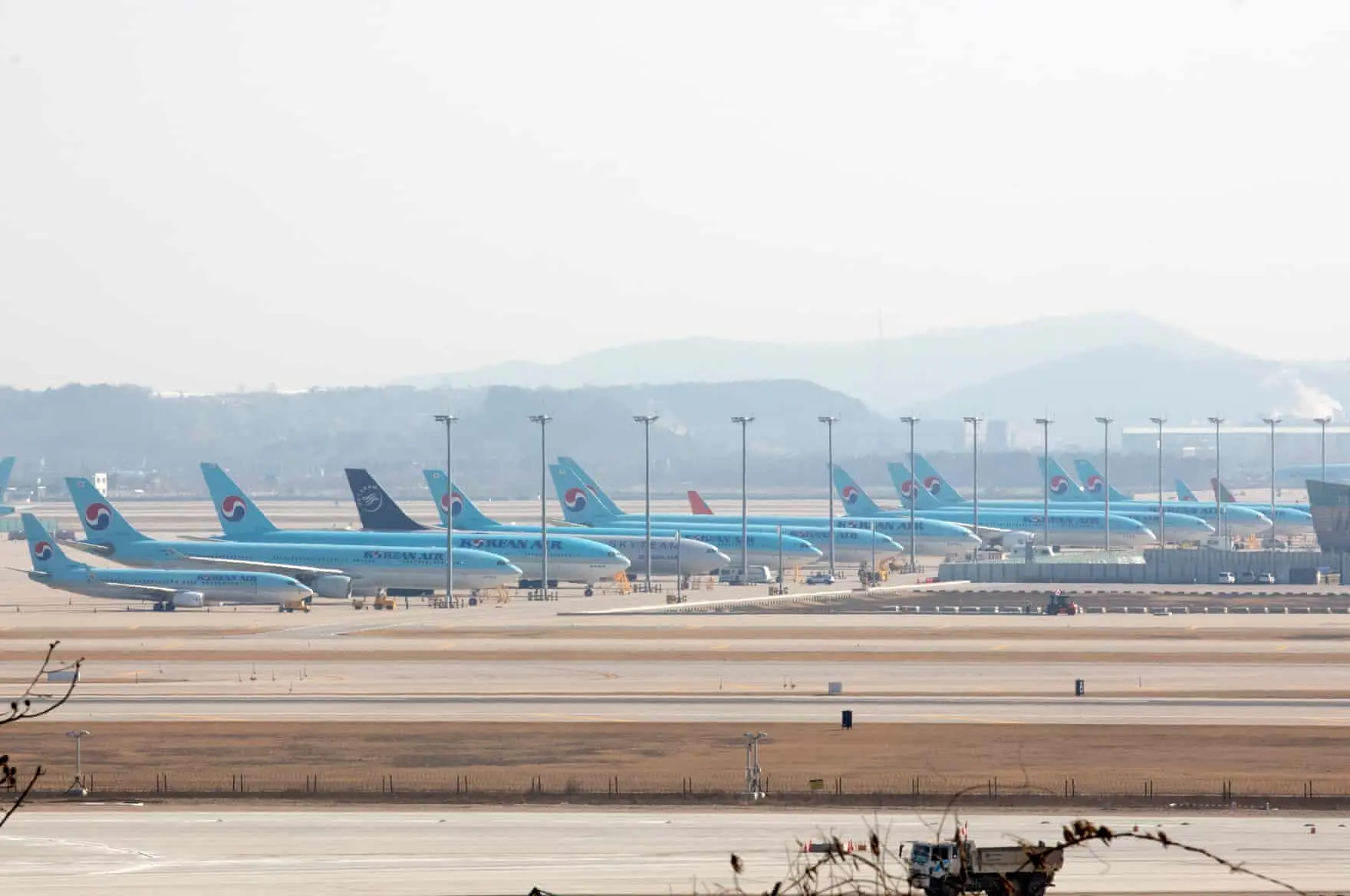 Máy bay Korean Air đỗ dày đặc tại sân bay Incheon