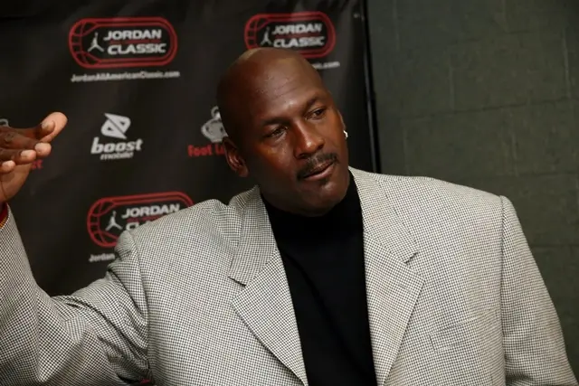 Michael Jordan mặc vest xám phát biểu tại sự kiện