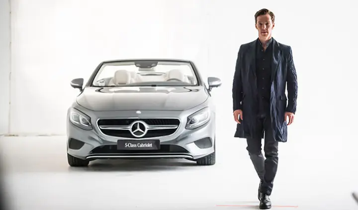 Người đàn ông đi cạnh xe Mercedes mui trần màu bạc