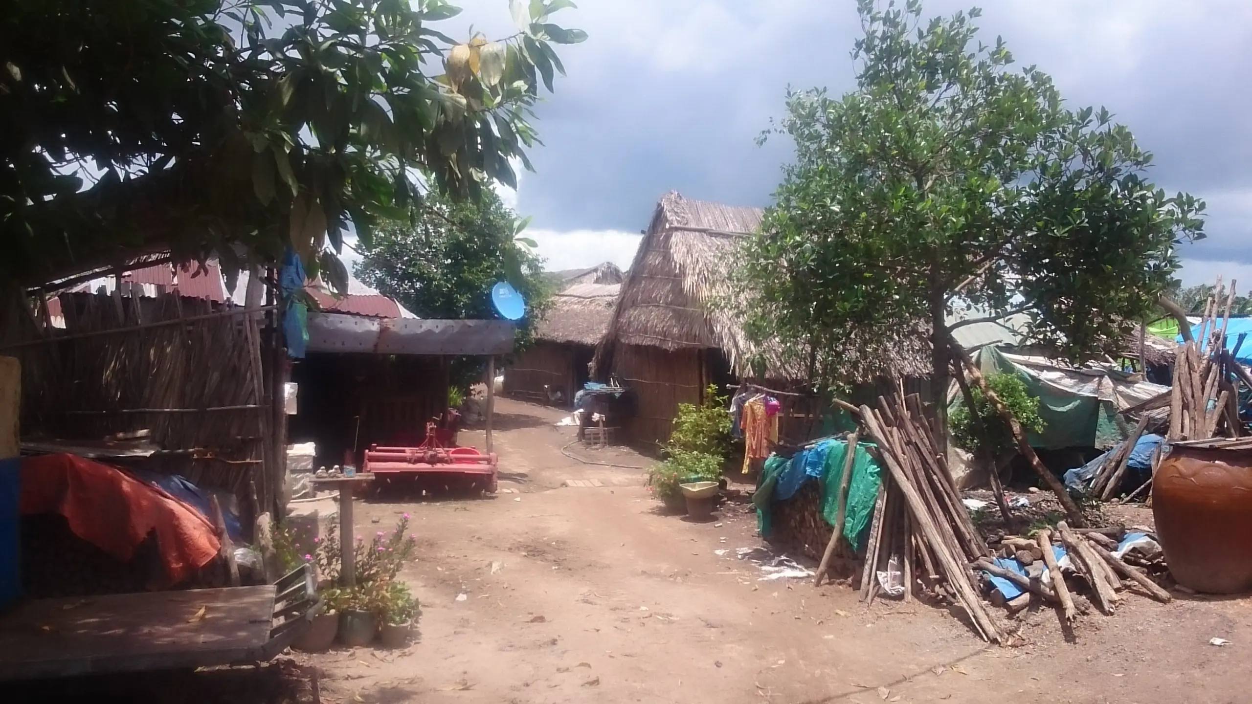 Nhà tạm lợp tôn và vật dụng ngổn ngang trong khu dân cư